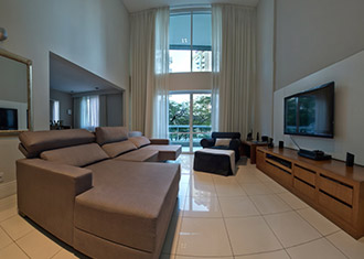 Sofá confortavel próximo a televisão com visão panoramica - Nova Lima
